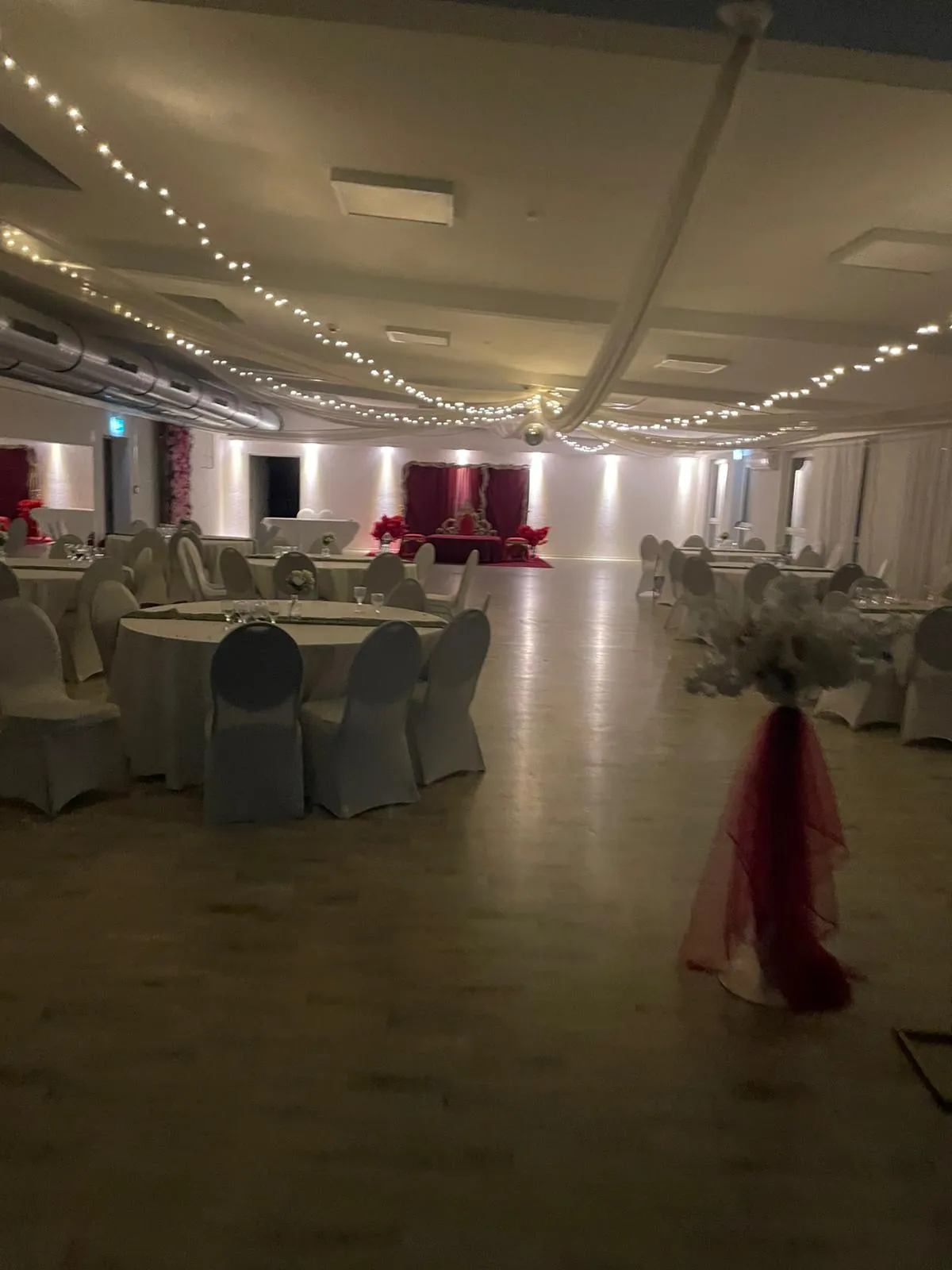 Halle am Abend mit Lichterketten