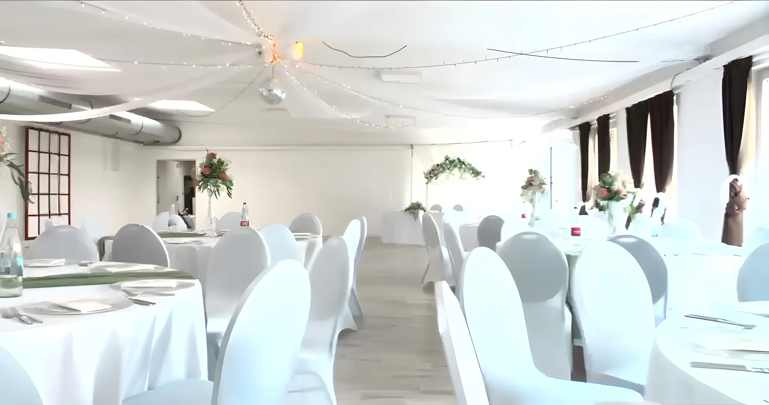 Halle mit Lichterketten unter der Decke